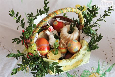 Zdjęcie przedstawiające udekorowany koszyczek wielkanocny z poświęconymi pokarmami.