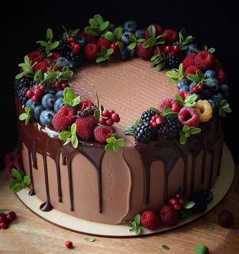 Kompilacja zdjęć nowoczesnych tortów: naked cake, drip cake, tort ombre z kwiatami, tort z masą cukrową