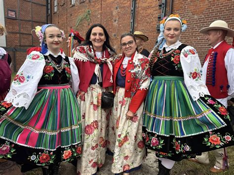 zdjęcie przedstawiające uczestników w strojach ludowych podczas balu