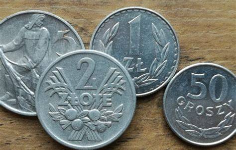 Zbliżenie na monetę ukazujące delikatne ryski na tle, widoczne pod światłem.