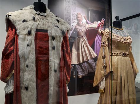 Zdjęcie pary przebranej za Los Indianos w strojach z epoki