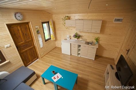 Wnętrze 10-osobowego domku z aneksem kuchennym i łazienkami