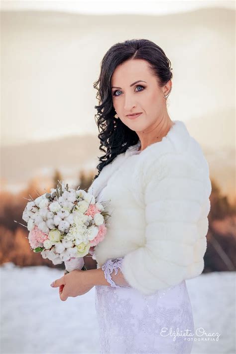 Para młoda podczas sesji ślubnej, panna młoda prezentuje elegancką fryzurę ślubną.