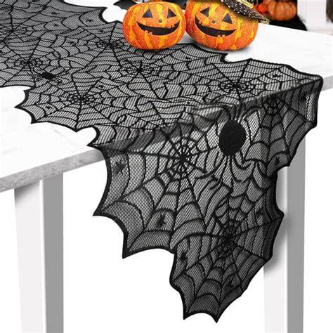 Zestaw dekoracji na imprezę halloweenową z motywem wampirów: pajęczyny, świece, sztuczna krew.