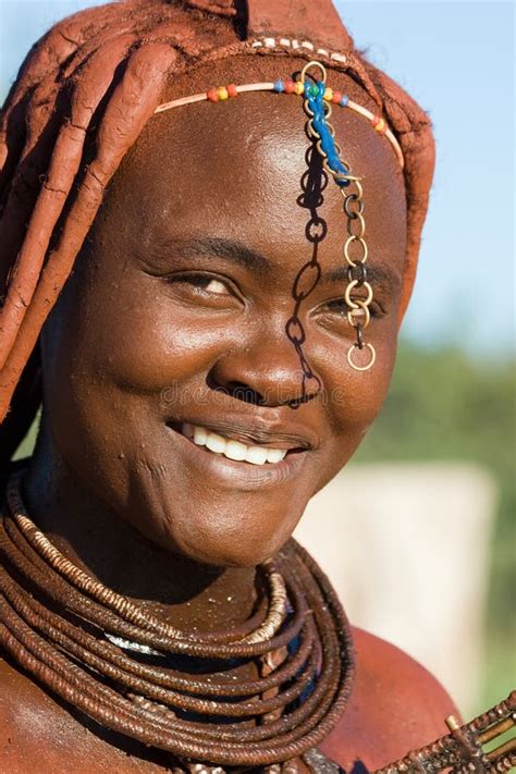 Portret kobiety z plemienia Himba z charakterystycznym makijażem i biżuterią