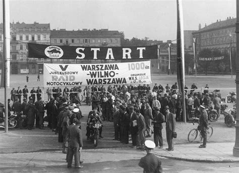 Zdjęcie defilady wojskowej z okresu międzywojennego