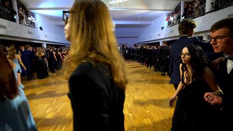 fotografia młodzieży w eleganckich strojach podczas balu studniówkowego