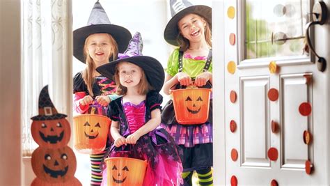 Zdjęcie przedstawiające dzieci w strojach Halloweenowych bawiące się w 