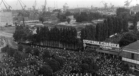 Zdjęcie przedstawiające strajkujących robotników w 1980 roku