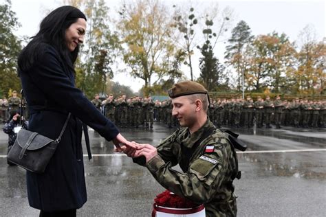 Żołnierz oświadczający się swojej dziewczynie po ceremonii wojskowej