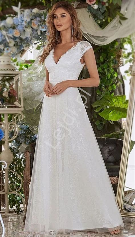 Romantyczna suknia ślubna w stylu boho z koronki i zwiewnego materiału.