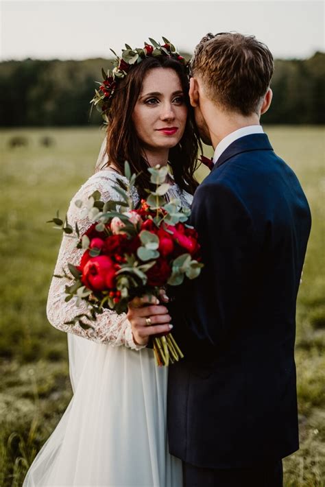Romantyczna sesja ślubna w stylu boho w naturalnym otoczeniu.
