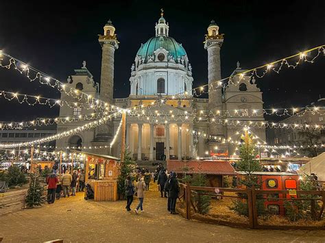 Scena z jarmarku Art Advent na placu Karlsplatz z widokiem na Kościół św. Karola Boromeusza.