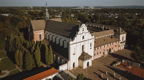 Widok na klasztor Cystersów w Mogile z dziedzińcem