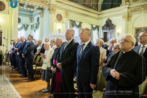 Uroczystość wręczenia blach przewodnickich nowym adeptom zawodu w Urzędzie Miasta Krakowa
