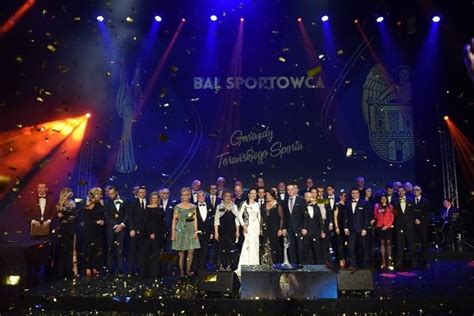 Grupa sponsorów i organizatorów balu