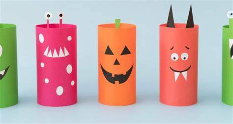 Opakowanie papieru toaletowego Kartika Halloween z 8 rolkami, prezentujące motywy halloweenowe.