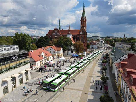 zdjęcie placu Marka na MTP z wystawionymi autobusami
