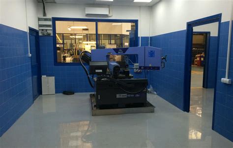 Zdjęcie laboratorium metalograficznego lub pull testera