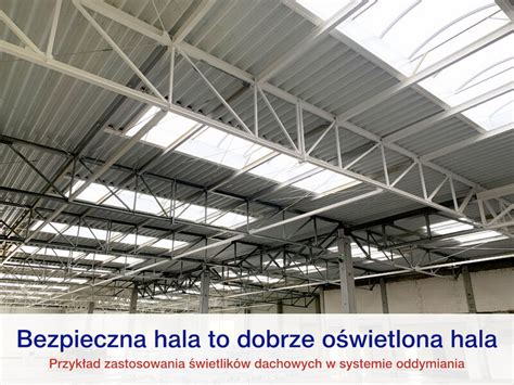Zdjęcie przedstawiające nowoczesną halę produkcyjną Omegi z widocznymi robotami i pracownikami