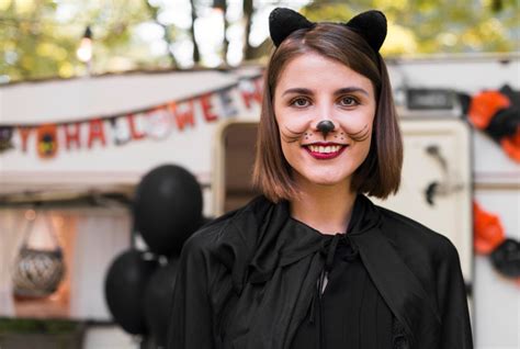 kobieta tworząca strój DIY na Halloween