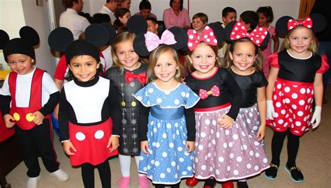 dzieci w samodzielnie wykonanych strojach halloweenowych