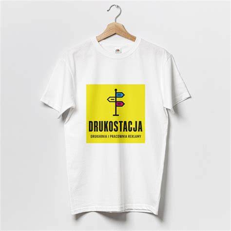 Grafika przedstawiająca koszulkę z motywem paralotniarskim