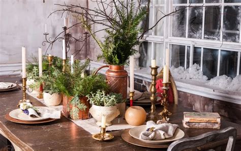stół wigilijny w stylu boho z lnianym bieżnikiem i naturalnymi ozdobami