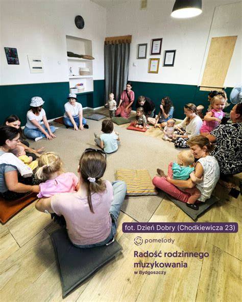 Ilustracja przedstawiająca rodzinne zajęcia muzyczne pomelody z dziećmi i rodzicami w kręgu.