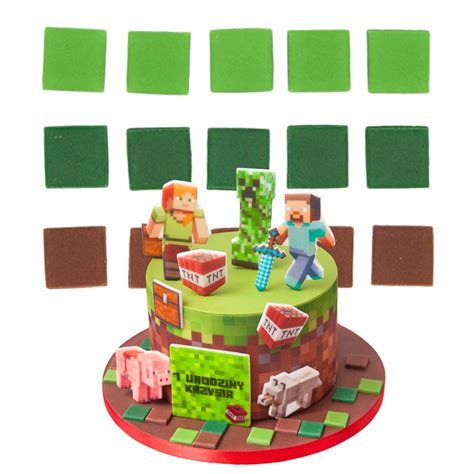 Ilustracja przedstawiająca różne etapy przygotowania tortu Minecraft, od biszkoptu po dekoracje.