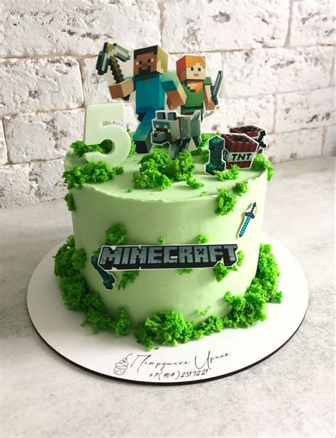 Zdjęcie przedstawiające finalny tort Minecraft, ozdobiony zgodnie z instrukcją.