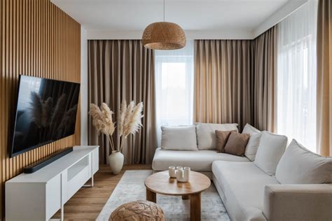 Zdjęcie przedstawiające kanapę z luźno udrapowanym kocem w stylu boho.