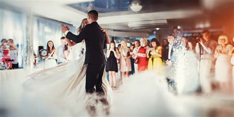 Para młoda wysiada z eleganckiego, klasycznego samochodu podczas wesela.