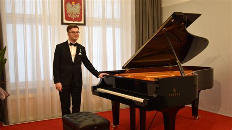 Młody pianista Justus Eichhorn przy fortepianie
