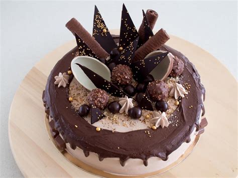 Zbliżenie na tort z efektem drip cake - czekoladowe spływy po bokach