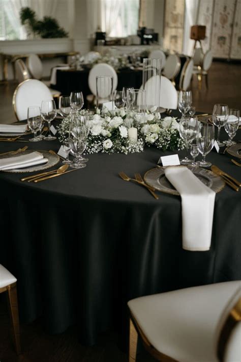 widok sali weselnej z eleganckim wystrojem