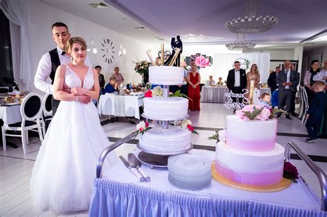 elegancki bufet słodkości z tortem weselnym