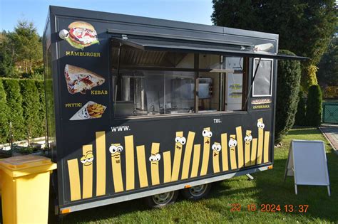Zdjęcie food trucka z burgerami.
