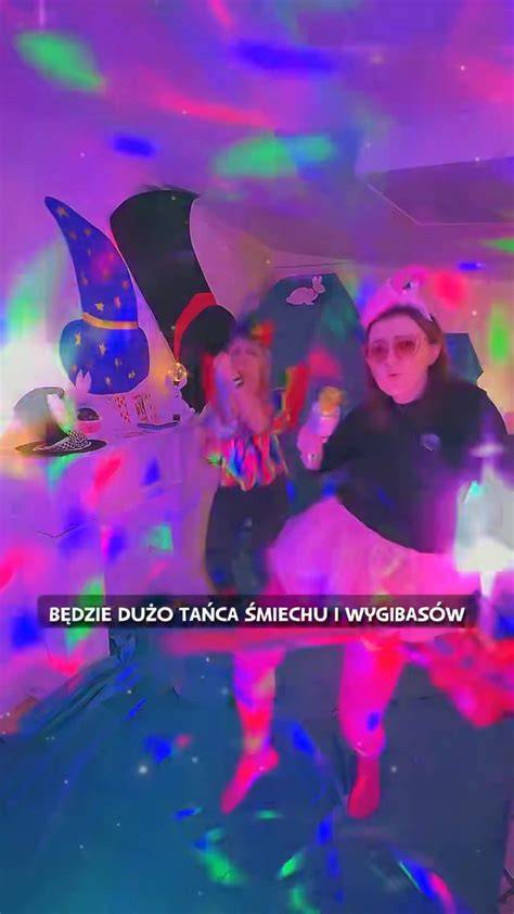 Animator prowadzący zabawy z grupą dzieci podczas balu karnawałowego