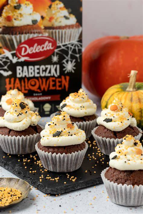 Kolorowe babeczki na Halloween udekorowane kremem i posypkami.