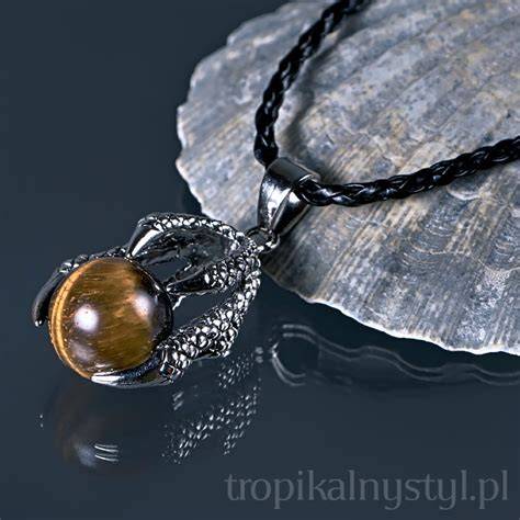 Kolekcja biżuterii w stylu boho: naszyjniki z piór, bransolety z koralików, pierścionki z kamieniami