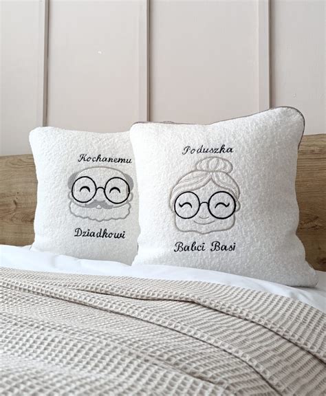 Zdjęcie kompletu dwóch poduszek z personalizowanym haftem.