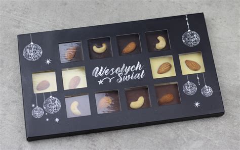 Eleganckie pudełko belgijskich czekoladek z personalizowanym napisem.