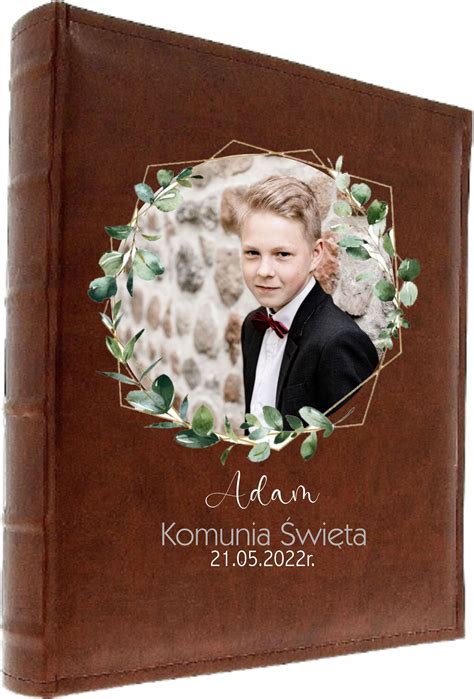Otwarty album na zdjęcia z widocznymi miejscami na fotografie.