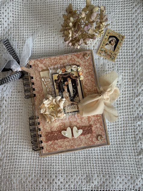 Zdjęcie przedstawiające ręcznie robioną księgę gości weselnych w stylu scrapbookingu, z widocznymi ozdobami i miejscem na wpisy.
