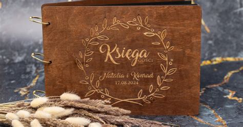 Kolaż zdjęć prezentujący różnorodne style ksiąg gości: rustykalne drewniane tabliczki, elegancka księga z albumem, nowoczesna cyfrowa księga.