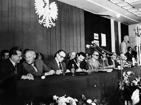 Zdjęcie podpisywania Porozumień Sierpniowych w Stoczni Gdańskiej
