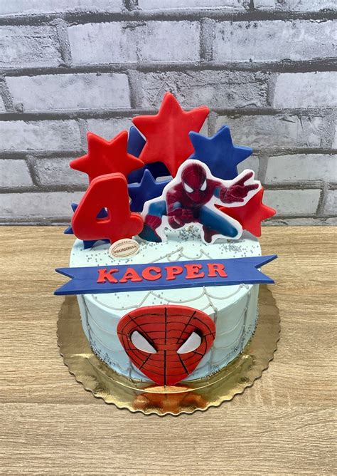 Ilustracja przedstawiająca tort Spider-Man z motywami sieci i postacią bohatera.