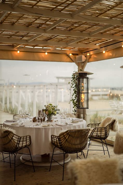 Elegancka sala restauracyjna White Marlin z widokiem na morze