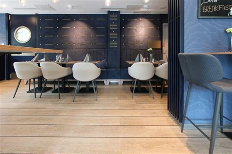 Eleganckie wnętrze restauracji Słona Woda z elementami nawiązującymi do morza
